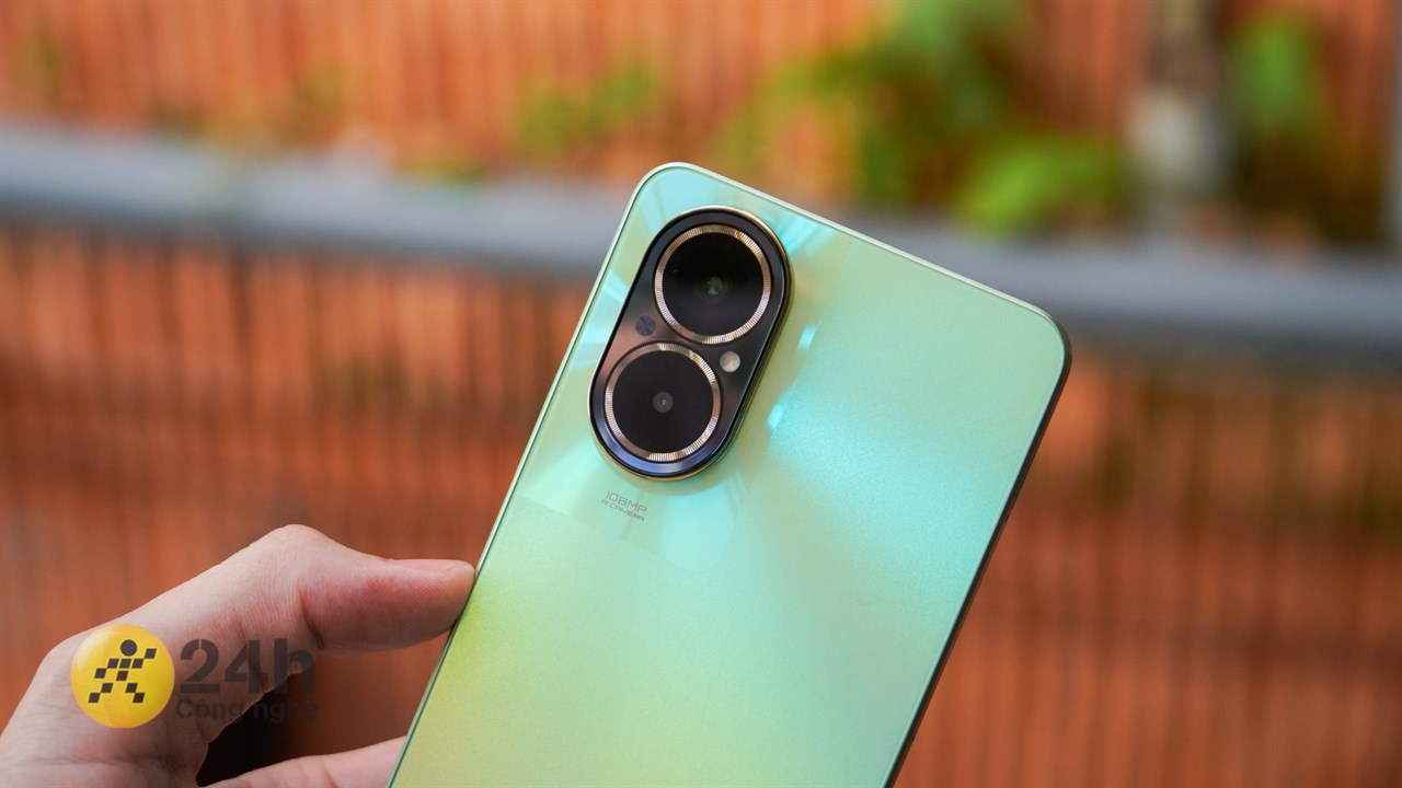 Phần xung quanh cụm camera sau của realme C67 được làm từ nhựa bóng nhằm tạo điểm nhấn cho thiết bị. Phần xung quanh cụm camera sau của realme C67 được làm từ nhựa bóng nhằm tạo điểm nhấn cho thiết bị.
