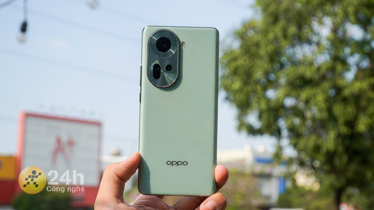 Cảm giác cầm nắm OPPO Reno11 5G trên tay rất thoải mái và gọn gàng. Cảm giác cầm nắm OPPO Reno11 5G trên tay rất thoải mái và gọn gàng.