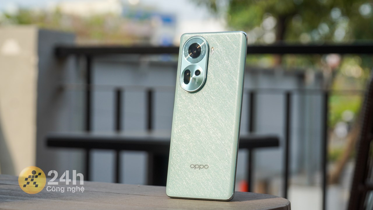 Mặt lưng OPPO Reno11 5G được làm từ kính nhưng lại không quá bám mồ dấu vân tay. Mặt lưng OPPO Reno11 5G được làm từ kính nhưng lại không quá bám mồ dấu vân tay.