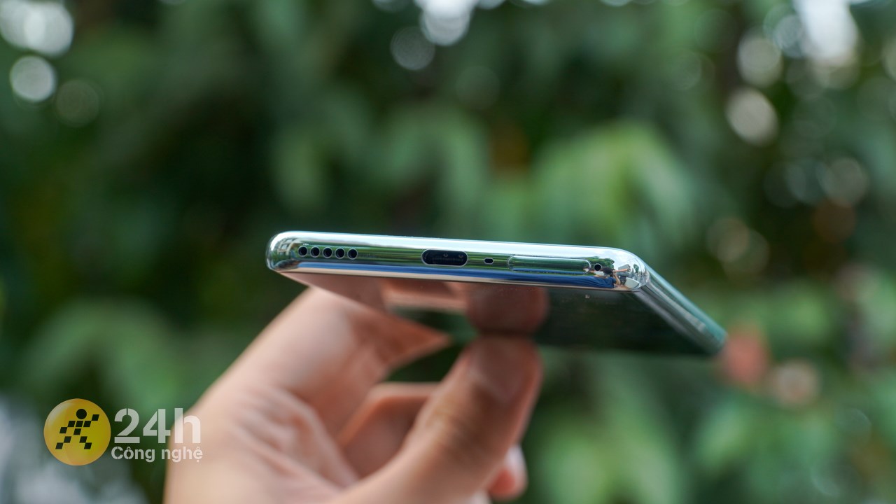 Cạnh đáy của máy chứa cổng sạc USB-C, dải loa, mic và khe cắm SIM. Cạnh đáy của máy chứa cổng sạc USB-C, dải loa, mic và khe cắm SIM.