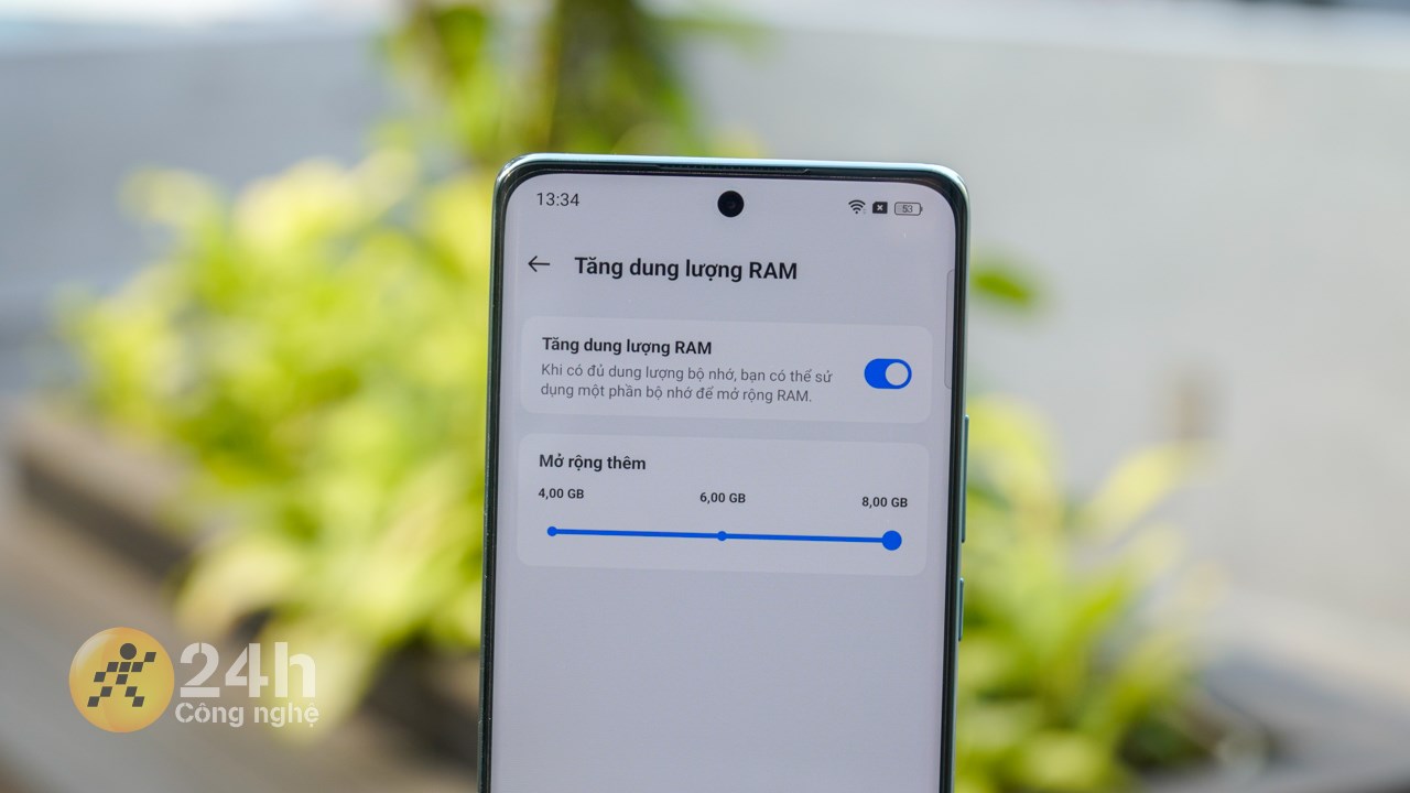 Thiết bị còn được trang bị dung lượng RAM 16 GB (8 GB RAM chính + 8 GB RAM ảo) nên các bạn có thể đa nhiệm thoải mái. Thiết bị còn được trang bị dung lượng RAM 16 GB (8 GB RAM chính + 8 GB RAM ảo) nên các bạn có thể đa nhiệm thoải mái.