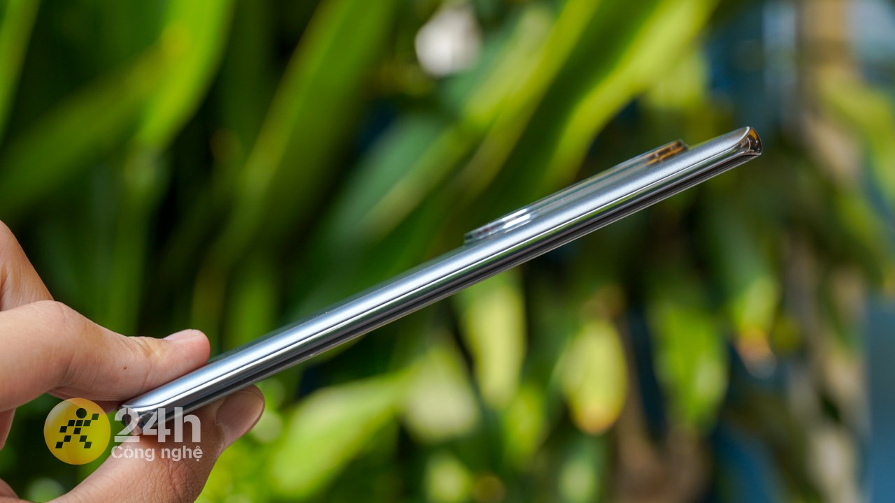 Cạnh trái của Reno11 Pro 5G hoàn toàn trống. Cạnh trái của Reno11 Pro 5G hoàn toàn trống.