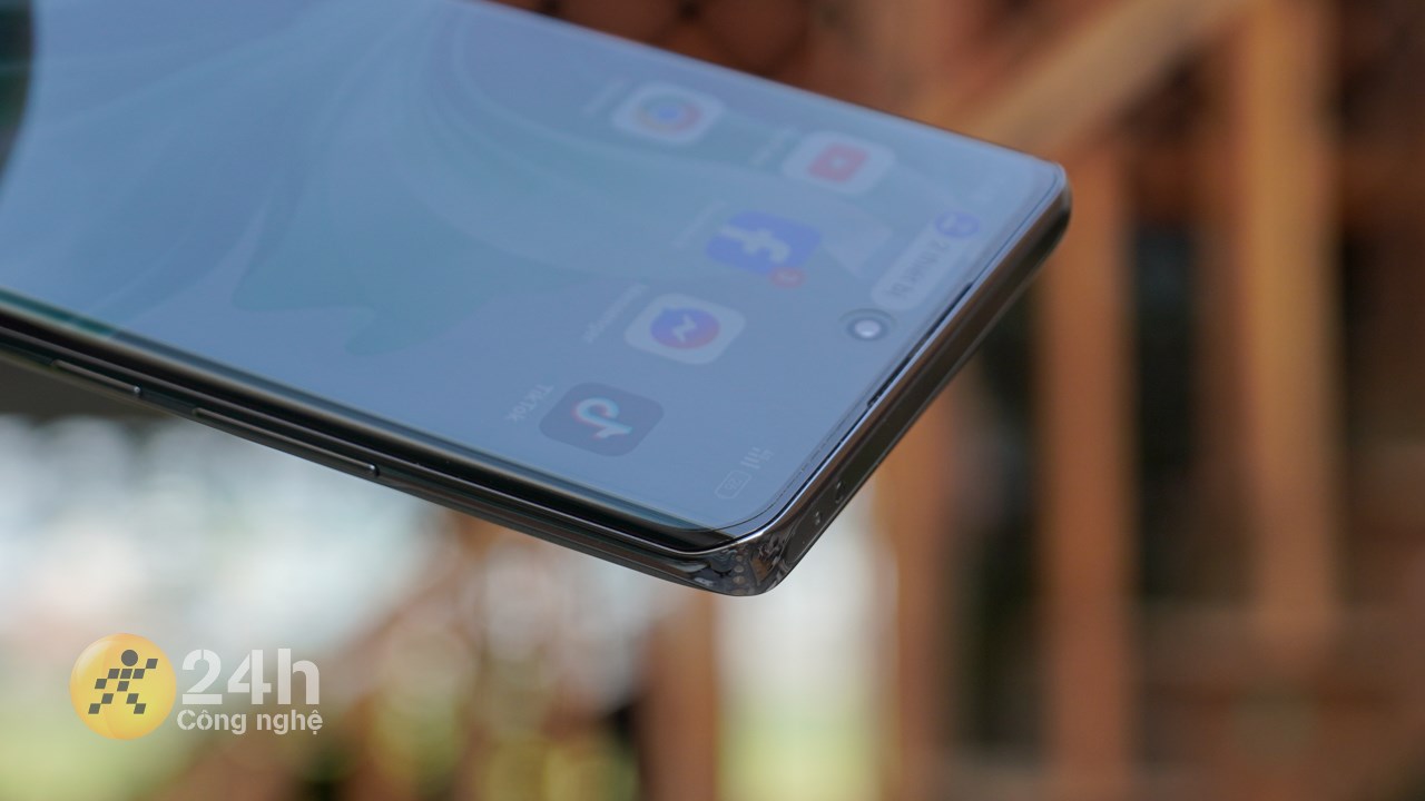 OPPO Reno11 Pro 5G được nhà sản xuất dán sẵn miếng dán chống trầy xước OPPO Reno11 Pro 5G được nhà sản xuất dán sẵn miếng dán chống trầy xước