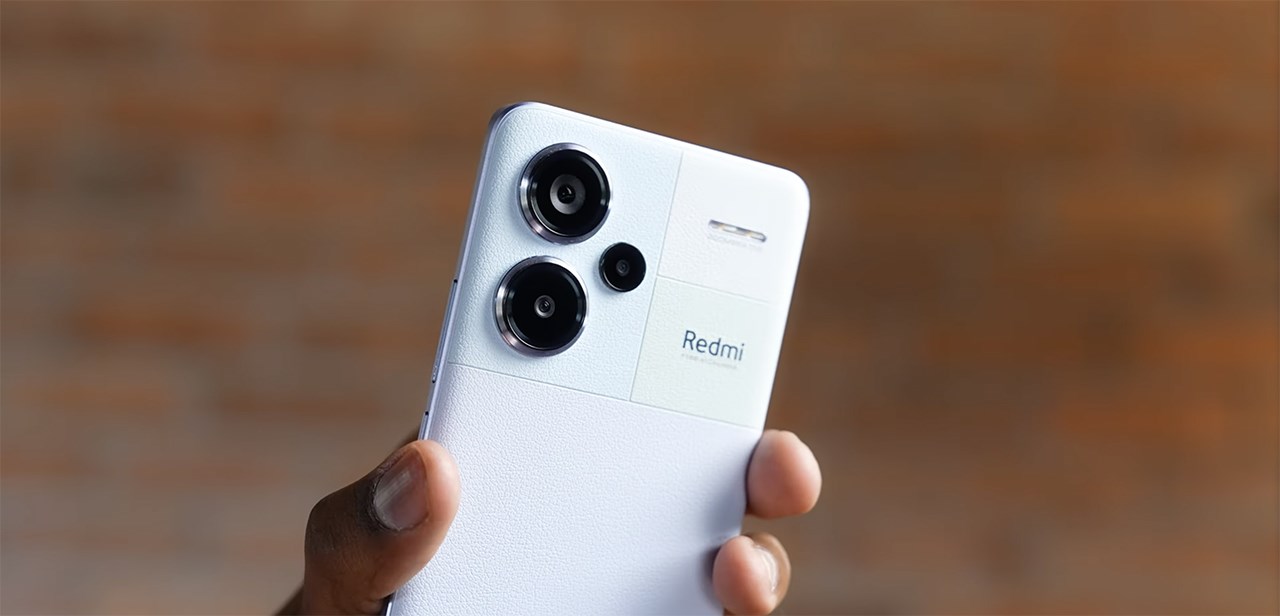Redmi Note 13 Pro+ 5G bản mặt lưng da là cho cảm giác cầm nắm đã nhất. Nguồn: Trakin Tech. Redmi Note 13 Pro+ 5G bản mặt lưng da là cho cảm giác cầm nắm đã nhất. Nguồn: Trakin Tech.
