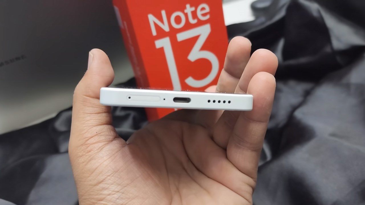 Cạnh dưới của Redmi Note 13 Pro 5G có cổng sạc, mic thoại, khay SIM, buồng loa Cạnh dưới của Redmi Note 13 Pro 5G có cổng sạc, mic thoại, khay SIM, buồng loa