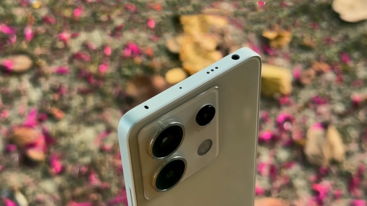 Cạnh trên của Redmi Note 13 Pro 5G có cổng âm thanh 3.5 mm Cạnh trên của Redmi Note 13 Pro 5G có cổng âm thanh 3.5 mm