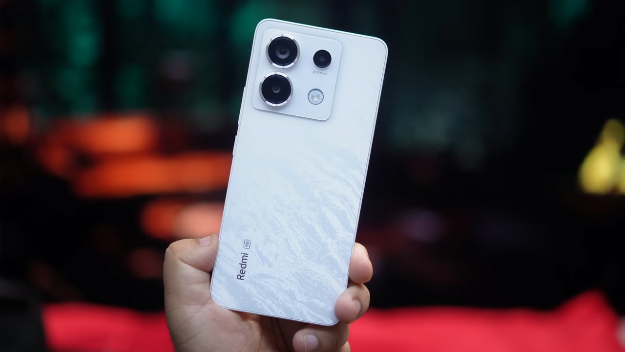 Mặt lưng của Redmi Note 13 Pro 5G được chế tác từ kính cùng cụm camera lớn làm điểm nhấn Mặt lưng của Redmi Note 13 Pro 5G được chế tác từ kính cùng cụm camera lớn làm điểm nhấn