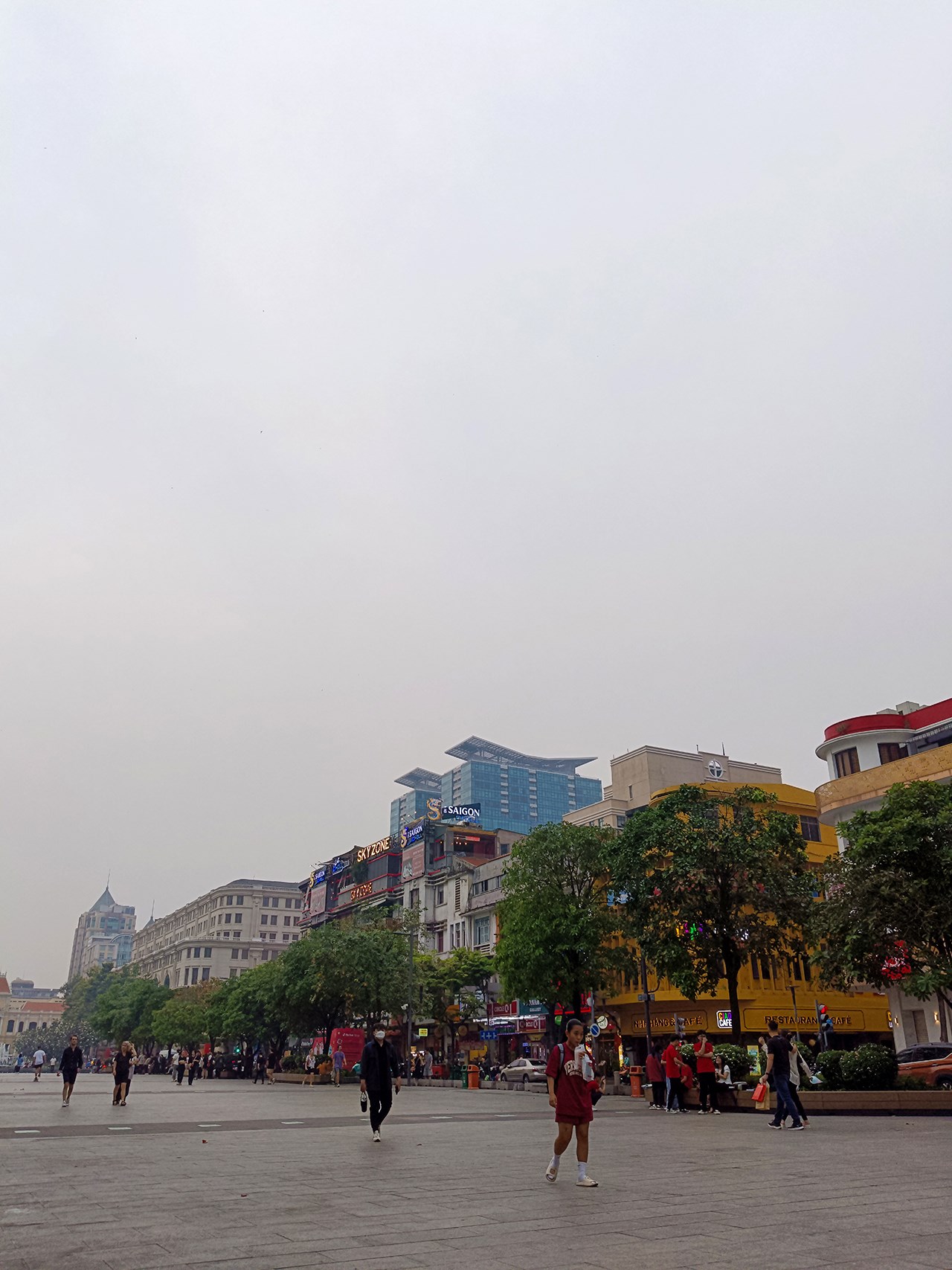 Màu sắc mà OPPO Reno11 5G năm nay theo thiên hướng chân thật chứ không bị đẩy lên quá đà như trước. Màu sắc mà OPPO Reno11 5G năm nay theo thiên hướng chân thật chứ không bị đẩy lên quá đà như trước.