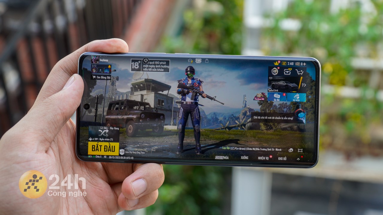 Khi mình chiến game trên OPPO Reno11 Pro, máy gặp hiện tượng nóng ở phần màn hình và xung quanh camera sau. Khi mình chiến game trên OPPO Reno11 Pro, máy gặp hiện tượng nóng ở phần màn hình và xung quanh camera sau.
