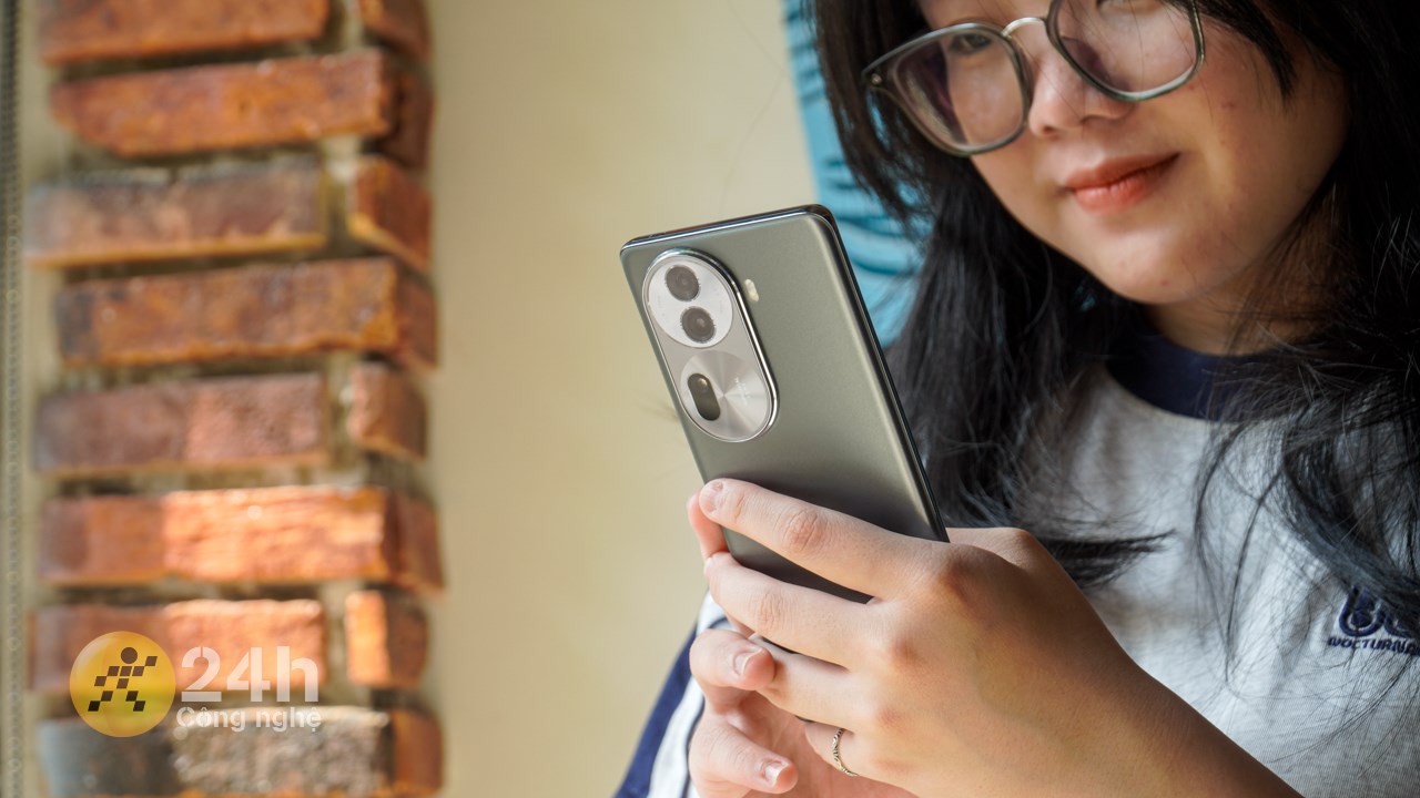 Nhờ vào những đường cong ấy, OPPO Reno11 Pro 5G mang lại cho mình cảm giác cầm nắm máy ôm tay Nhờ vào những đường cong ấy, OPPO Reno11 Pro 5G mang lại cho mình cảm giác cầm nắm máy ôm tay