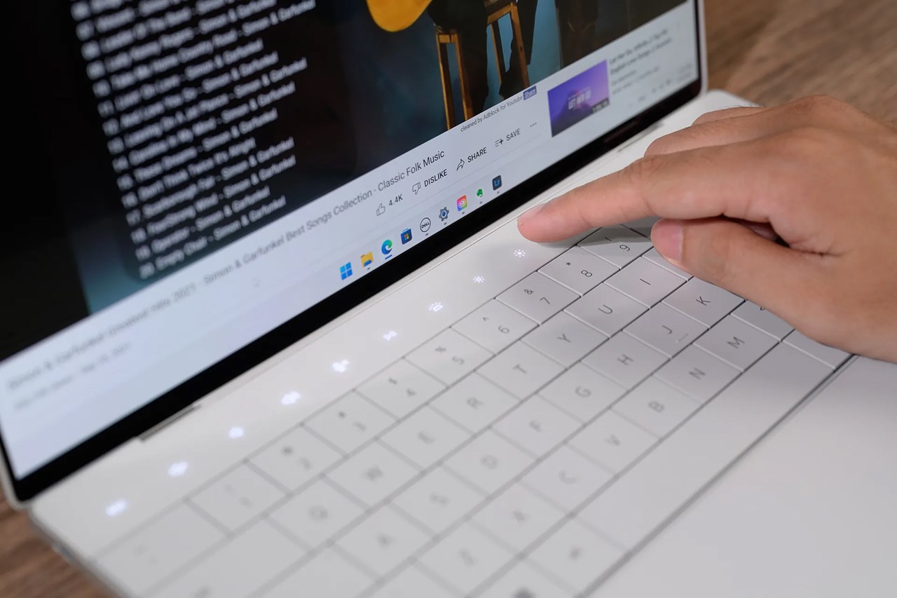 Để làm quen với kiểu bàn phím của Dell XPS 2024 thì có lẽ các bạn sẽ mất vài ngày đấy. Nguồn: Mashable SE. Để làm quen với kiểu bàn phím của Dell XPS 2024 thì có lẽ các bạn sẽ mất vài ngày đấy. Nguồn: Mashable SE.