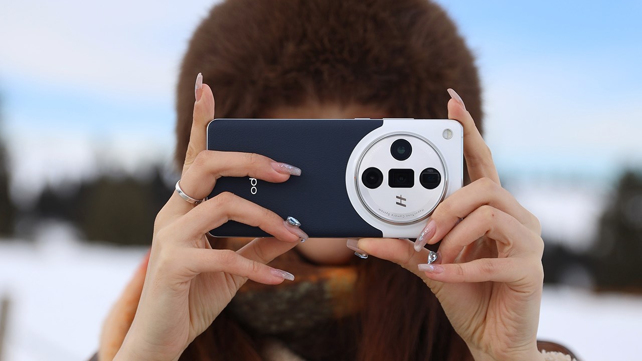 Rất nhiều người nhận định cảm giác cầm OPPO Find X7 Ultra trên tay không khác mấy máy ảnh Hasselblad. Nguồn: Weibo. Rất nhiều người nhận định cảm giác cầm OPPO Find X7 Ultra trên tay không khác mấy máy ảnh Hasselblad. Nguồn: Weibo.