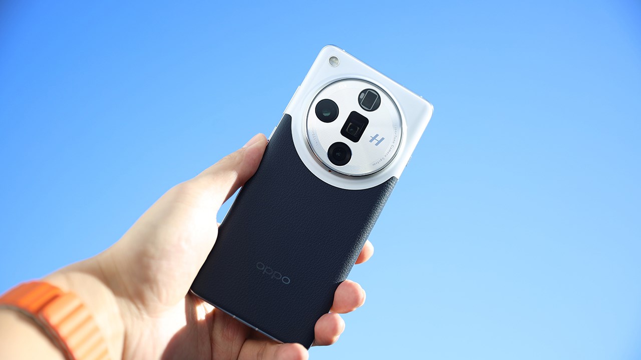 Mặt lưng của OPPO Find X7 Ultra cũng được chia làm 2 phần là da và kính Mặt lưng của OPPO Find X7 Ultra cũng được chia làm 2 phần là da và kính