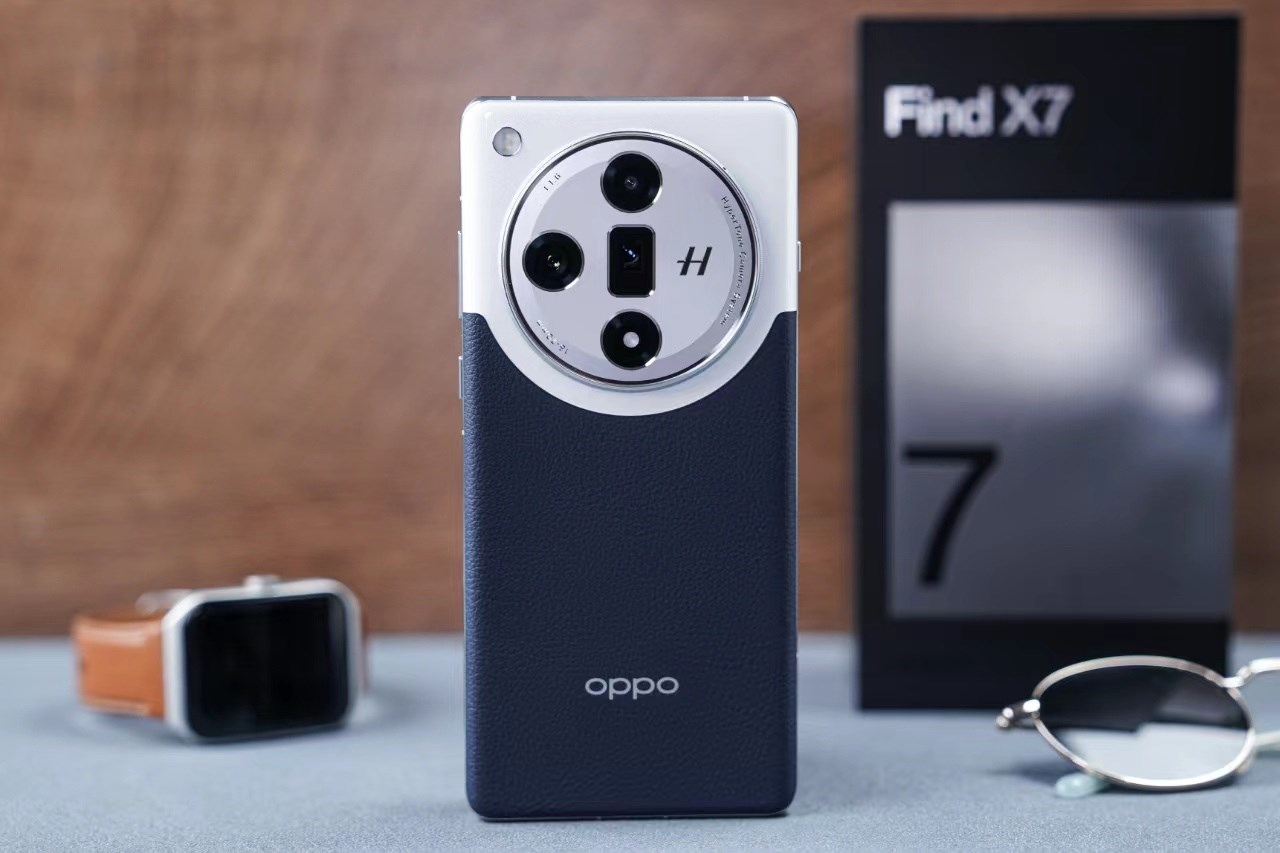 Các bạn có thể chọn OPPO Find X7 bản mặt lưng da để cho trải nghiệm cầm tốt hơn. Nguồn: Weibo. Các bạn có thể chọn OPPO Find X7 bản mặt lưng da để cho trải nghiệm cầm tốt hơn. Nguồn: Weibo.