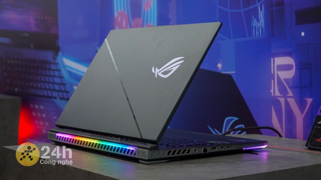 Khung trước và sau của ASUS ROG Strix Scar 16/18 2024 đều tỏa LED rất đều và đẹp. Khung trước và sau của ASUS ROG Strix Scar 16/18 2024 đều tỏa LED rất đều và đẹp.