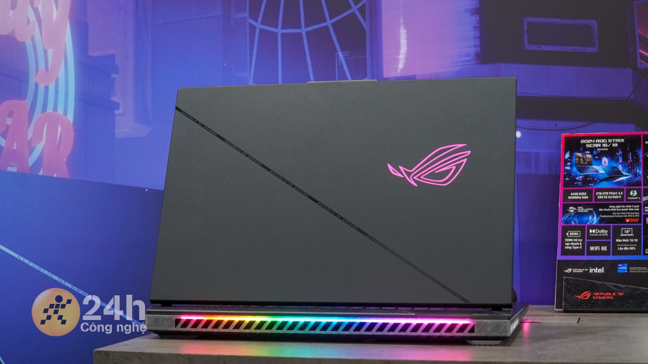 Điểm khác biệt giữa ASUS ROG Strix Scar 16/18 2024 so với thế hệ trước là chữ trên đường chéo. Điểm khác biệt giữa ASUS ROG Strix Scar 16/18 2024 so với thế hệ trước là chữ trên đường chéo.