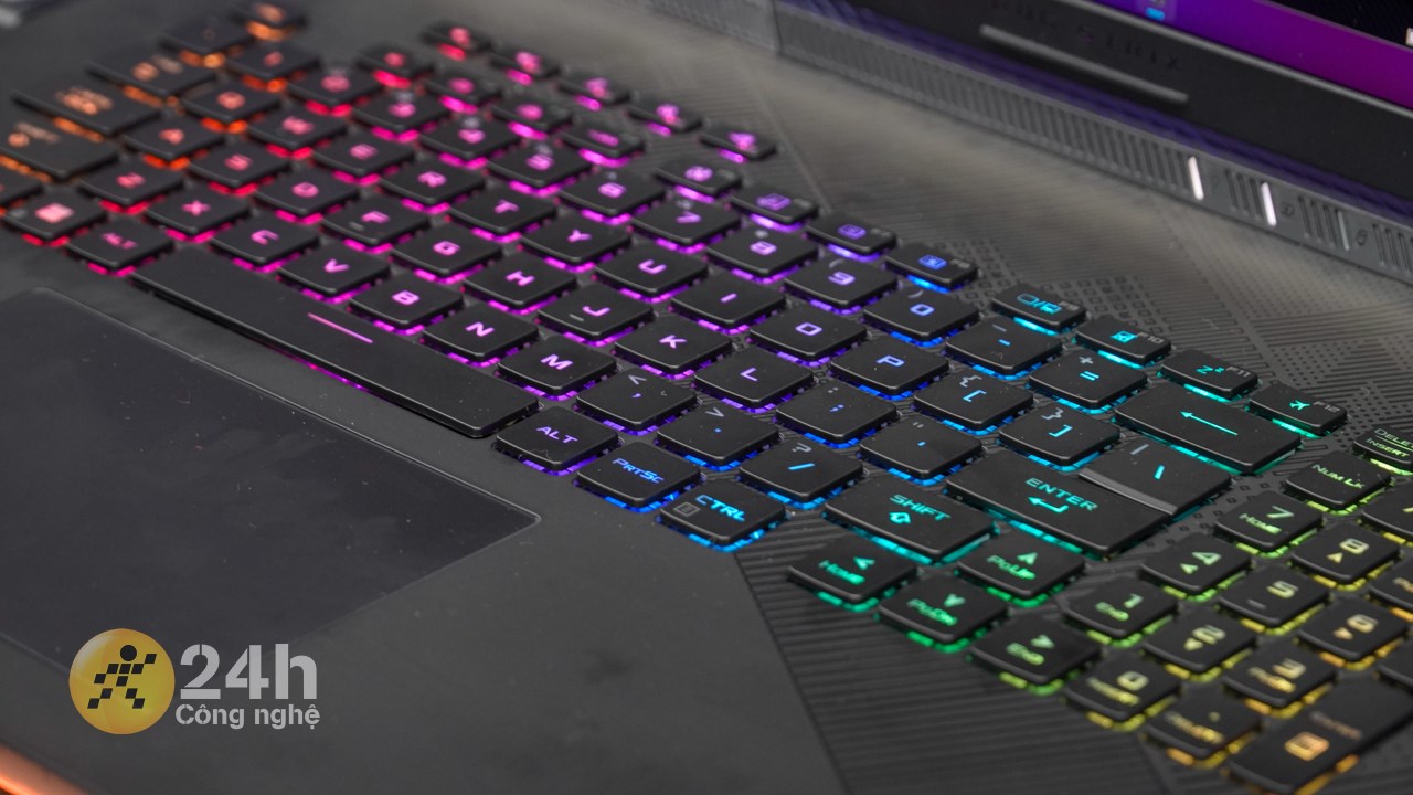 Hệ thống bàn phím của ASUS ROG Strix Scar 18/16 đều được trang bị đèn LED. Hệ thống bàn phím của ASUS ROG Strix Scar 18/16 đều được trang bị đèn LED.
