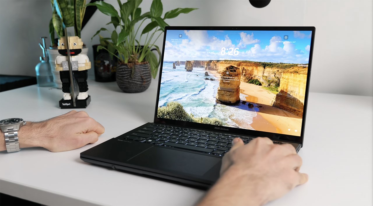 ASUS Zenbook Duo 2024 sở hữu vẻ ngoài nhỏ gọn, nhẹ để mang thoải mái mang đi bất cứ đâu