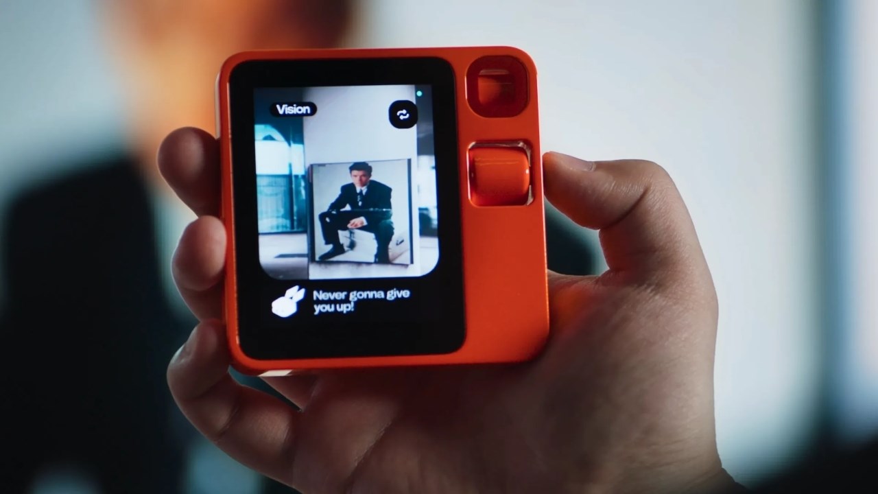 Rabbit R1 có camera cho phép quan sát thông tin từ thế giới thực