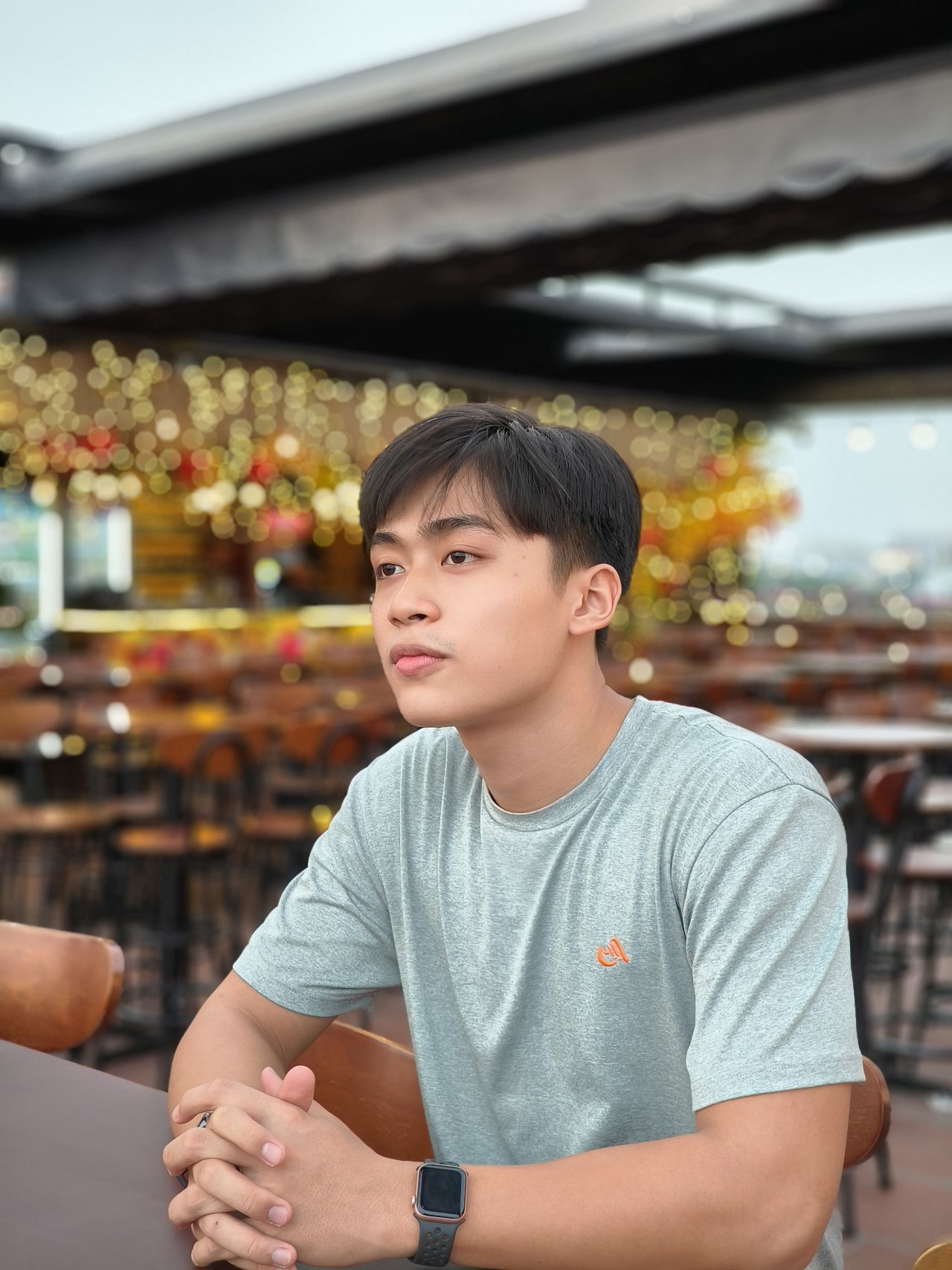 Ảnh chụp chân dung xóa phông mức 2x trong điều kiện thiếu sáng từ camera Reno11 Pro 5G.