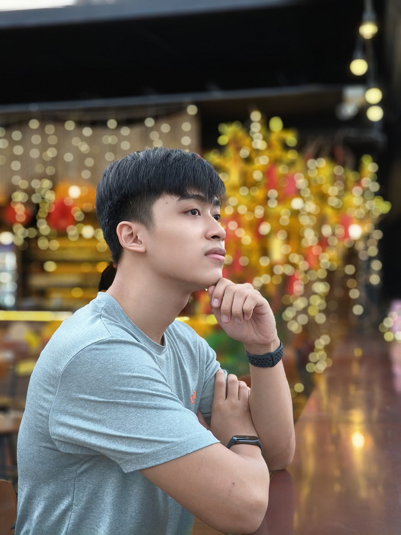 Ảnh chụp chân dung xóa phông mức 2x trong điều kiện thiếu sáng từ camera Reno11 Pro 5G.