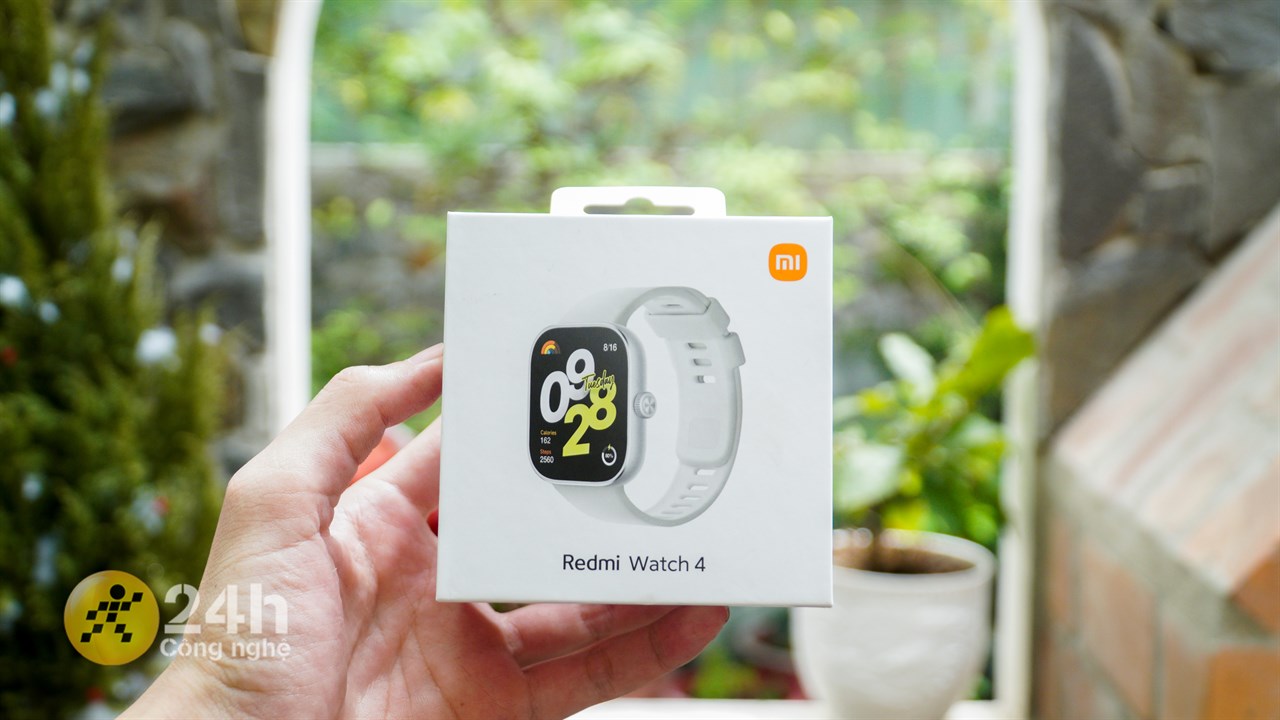 Hộp đựng của Redmi Watch 4 có thiết kế đơn giản và sử dụng tông màu trắng làm chủ đạo