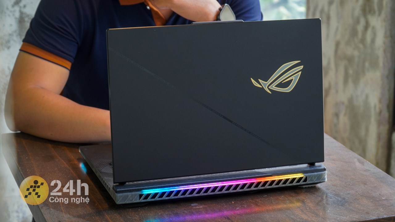 ASUS ROG Strix SCAR 16 2024 còn sở hữu kích thước, cân nặng vừa phải để mình thoải mái mang máy đi làm hằng ngày.