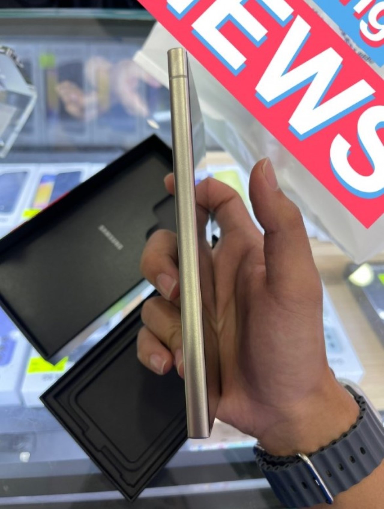 Ảnh chụp cạnh viền cho thấy Samsung loại bỏ màn hình cong trên Galaxy S Mới Ultra Ảnh chụp cạnh viền cho thấy Samsung loại bỏ màn hình cong trên Galaxy S Mới Ultra