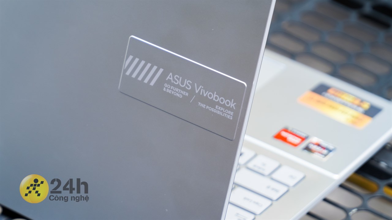 Điển nhấn trên thiết kế của ASUS Vivobook Go 15 là logo ASUS Vivobook quen thuộc.