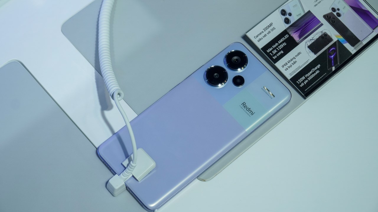 Redmi Note 13 Pro+ 5G bản màu tím trẻ trung và bắt mắt khi được phối thêm nhiều màu ở camera. Redmi Note 13 Pro+ 5G bản màu tím trẻ trung và bắt mắt khi được phối thêm nhiều màu ở camera.