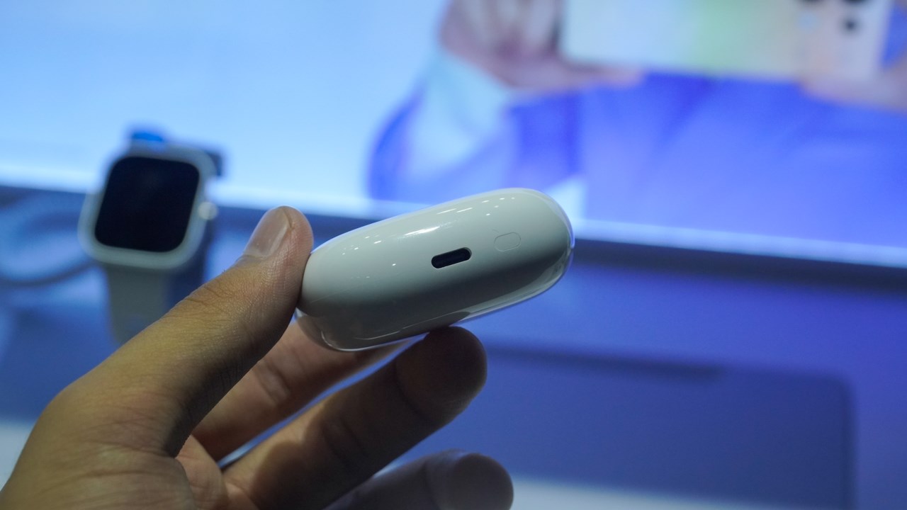 Cổng sạc USB-C ở cạnh dưới hộp sạc của Redmi Buds 5 Pro