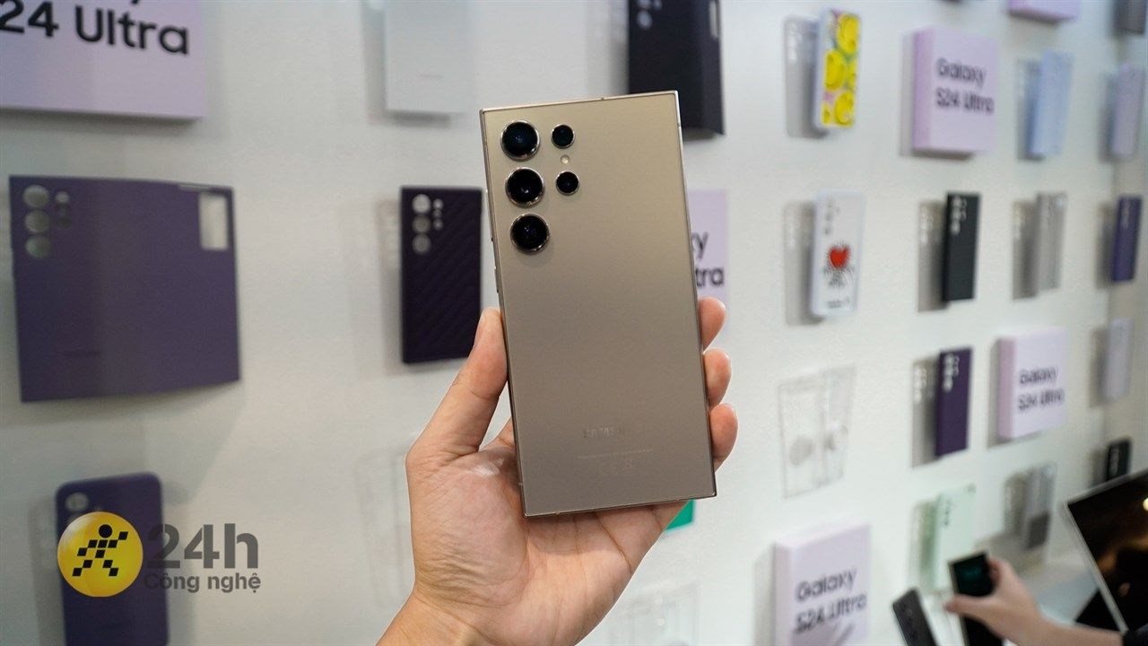Trên tay chiếc Galaxy S24 Ultra bản màu Titanium Gray (Xám).