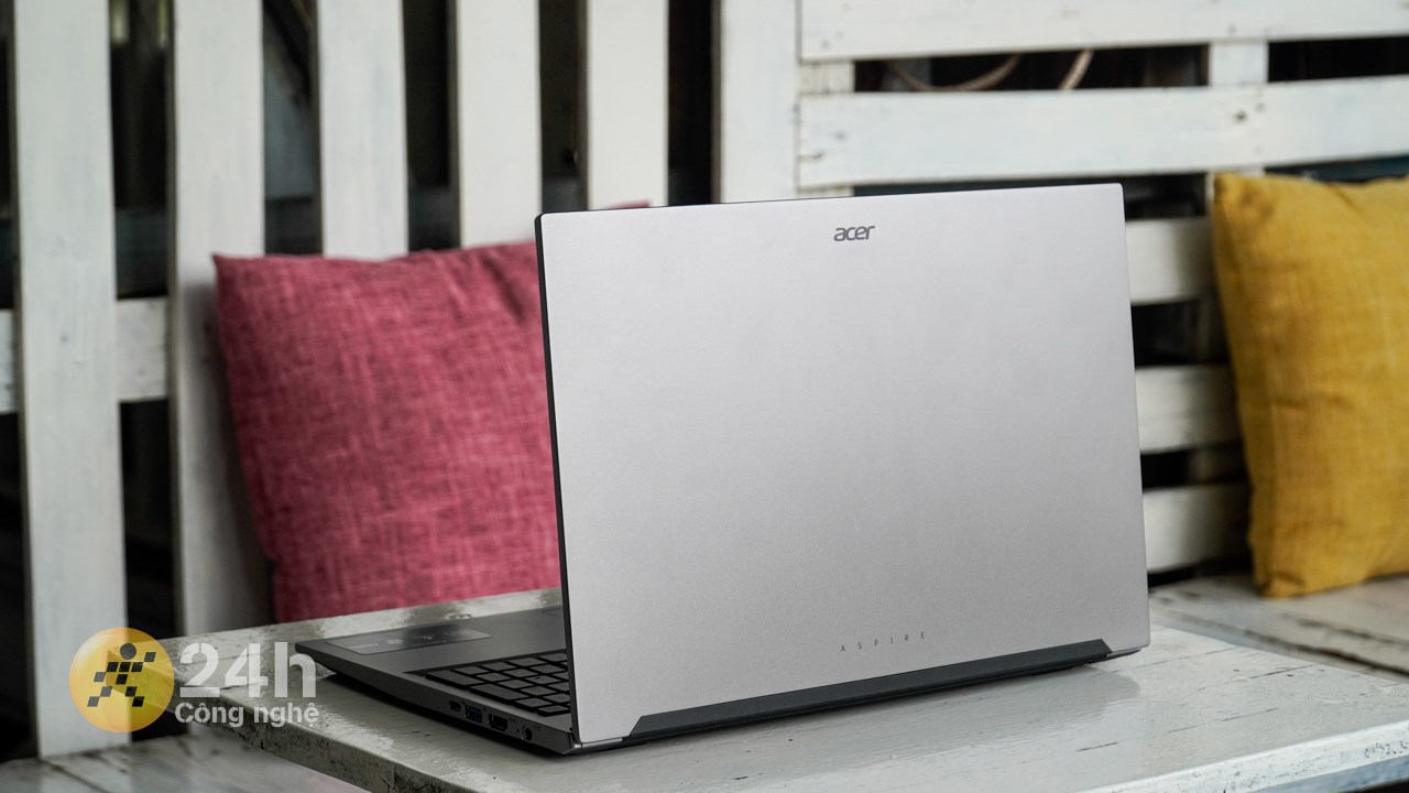 Acer Aspire Lite 15 được hoàn thiện rất chắc chắn. Acer Aspire Lite 15 được hoàn thiện rất chắc chắn.