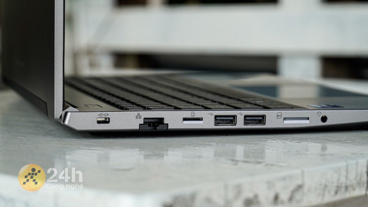 Cạnh trái của Acer Aspire Lite 15. Cạnh trái của Acer Aspire Lite 15.