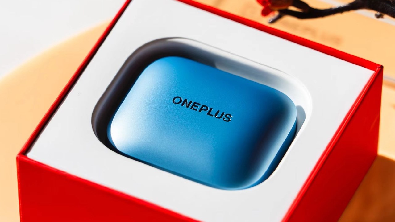 Hộp sạc của OnePlus Buds 3 có logo 'OnePlus' được dập nổi đầy tinh tế