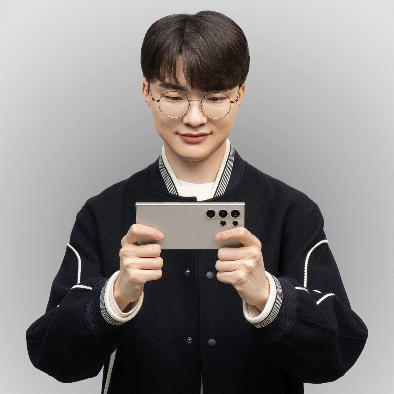 Faker đăng bài trên tay Galaxy S24 Ultra Faker đăng bài trên tay Galaxy S24 Ultra