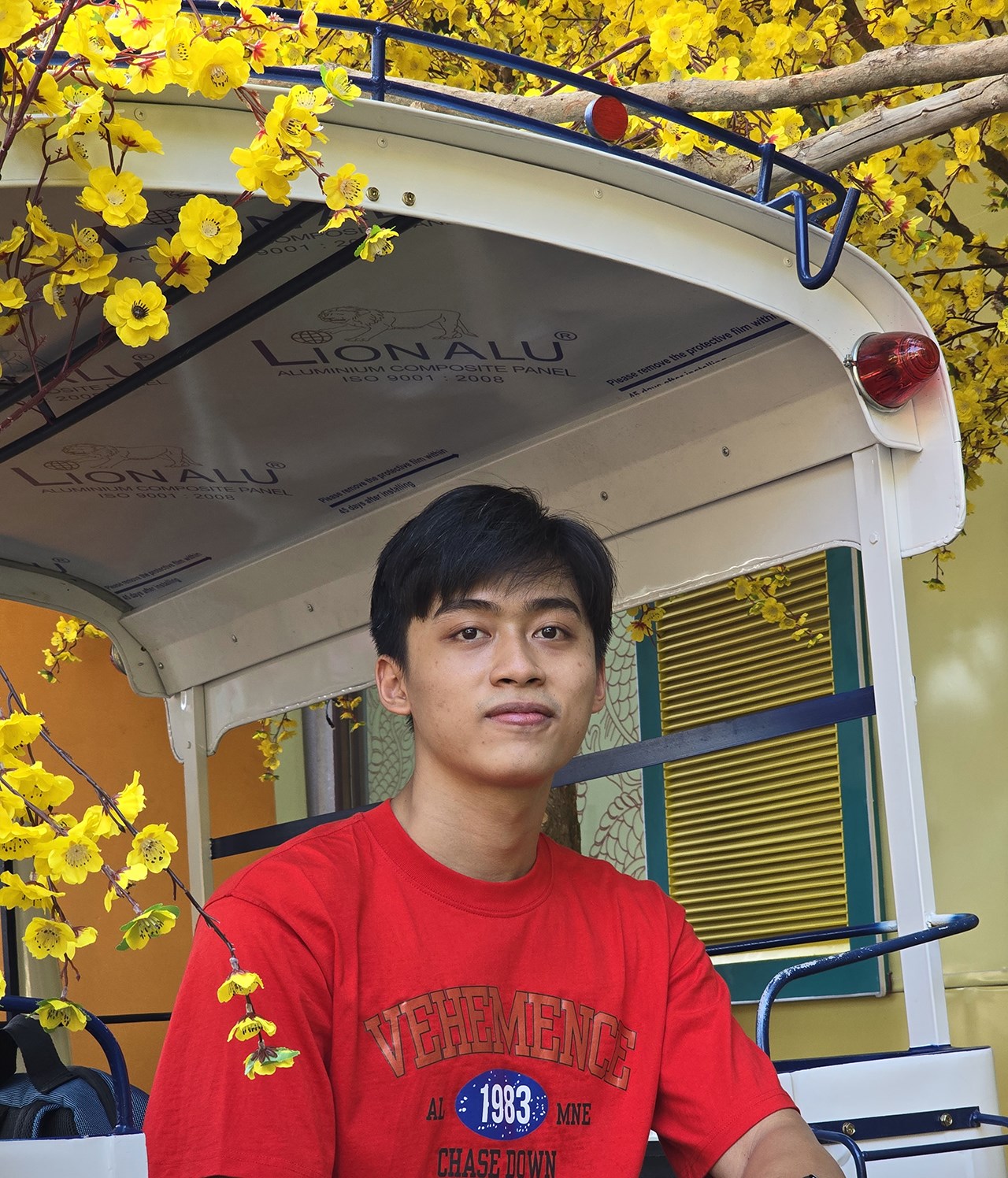 Ảnh chụp người từ ở chế độ tự động cho màu sắc hài hòa và có chút xóa khuyết điểm nhẹ. Ảnh chụp người từ ở chế độ tự động cho màu sắc hài hòa và có chút xóa khuyết điểm nhẹ.