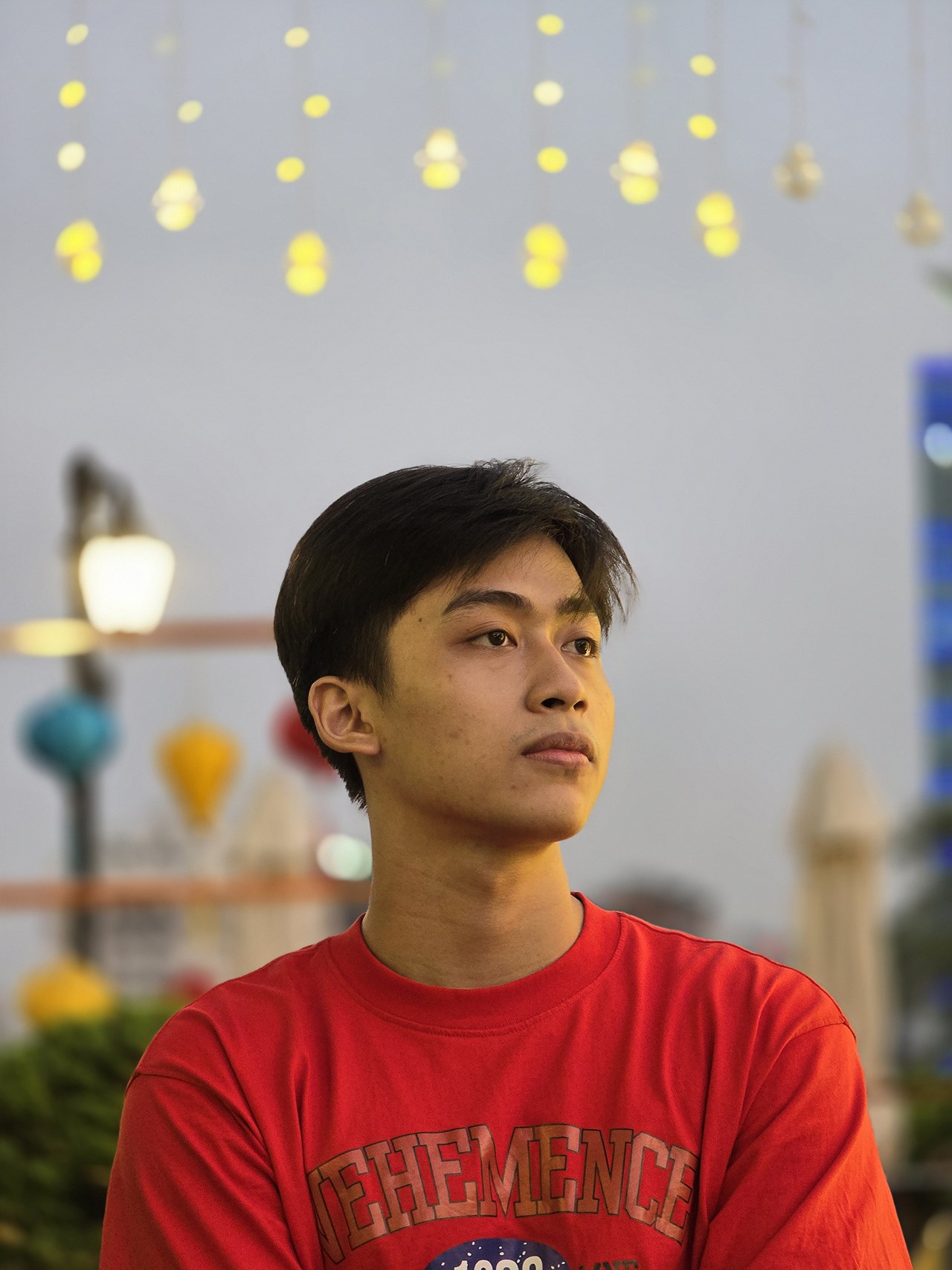 Trong điều kiện thiếu sáng, nhiều ánh đèn nhấp nháy thì bạn có thể tận dụng camera tele 5X để tạo những tấm ảnh chân dung rất nghệ Trong điều kiện thiếu sáng, nhiều ánh đèn nhấp nháy thì bạn có thể tận dụng camera tele 5X để tạo những tấm ảnh chân dung rất nghệ