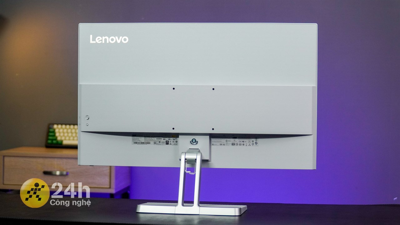 Lenovo L27e-40 dù sở hữu kích thước lớn nhưng vẫn rất gọn gàng và hoàn thiện tốt. Lenovo L27e-40 dù sở hữu kích thước lớn nhưng vẫn rất gọn gàng và hoàn thiện tốt.