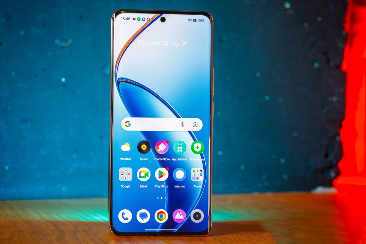 Màn hình realme 12 Pro+ được thiết kế dạng cong và chất lượng hiển thị tốt. Nguồn: GSMArena.