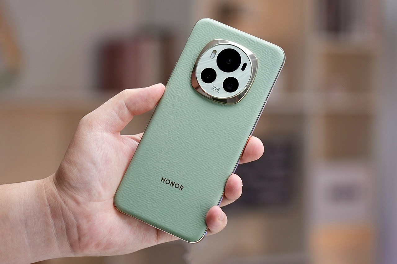 Cảm giác trên tay Honor Magic 6 Pro trên tay rất thoải mái. Nguồn: Weibo. Cảm giác trên tay Honor Magic 6 Pro trên tay rất thoải mái. Nguồn: Weibo.