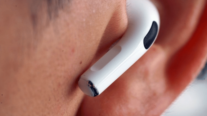 Tai nghe được thiết kế theo hướng in-ear ôm tai Tai nghe được thiết kế theo hướng in-ear ôm tai