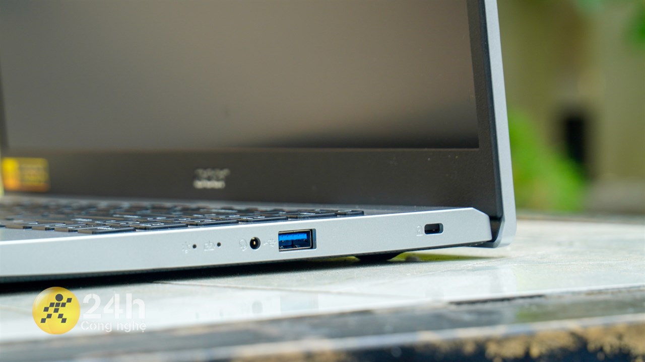 Cạnh phải của Acer Aspire 3 A315 44P Cạnh phải của Acer Aspire 3 A315 44P