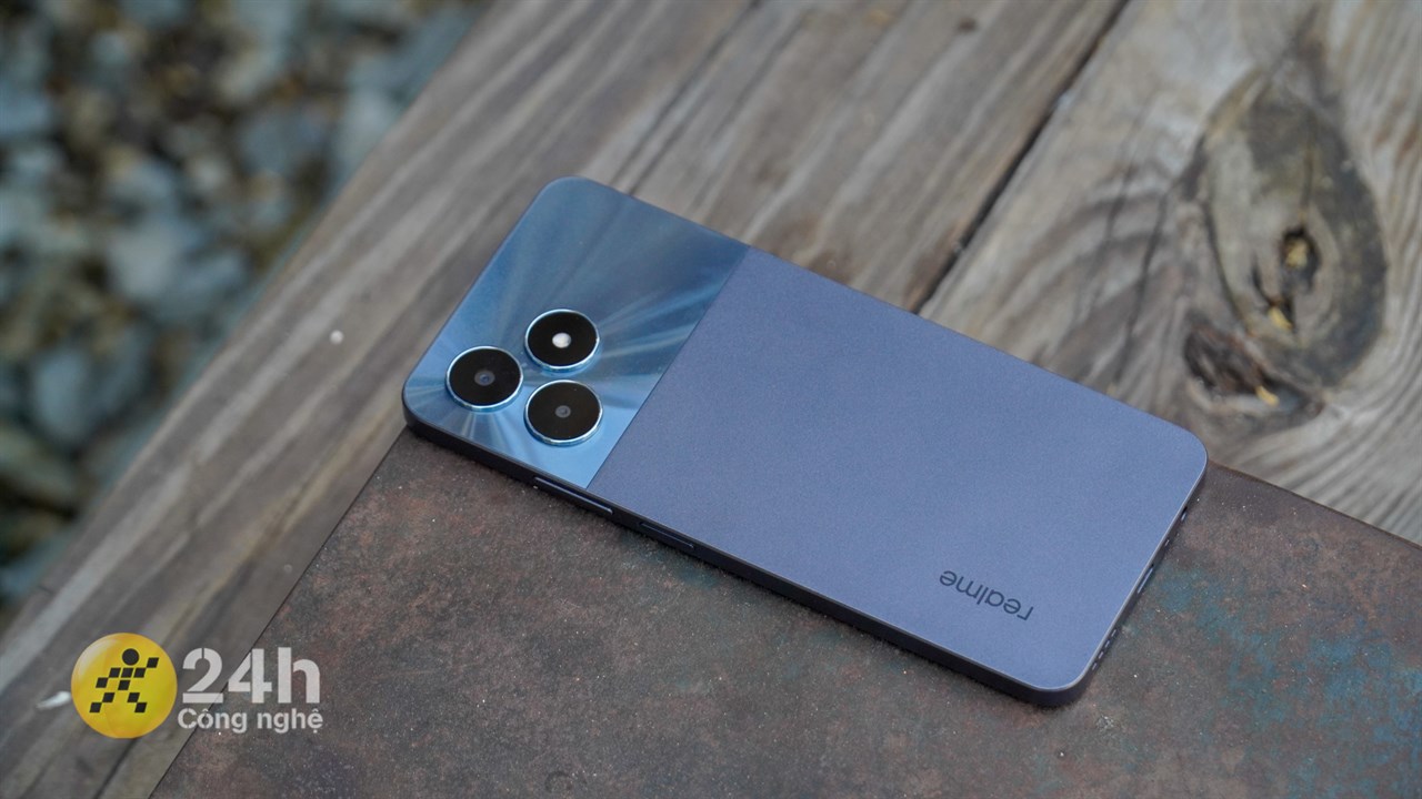 Mặt lưng realme Note 50 còn chia làm 2 phần đẹp mắt. Mặt lưng realme Note 50 còn chia làm 2 phần đẹp mắt.