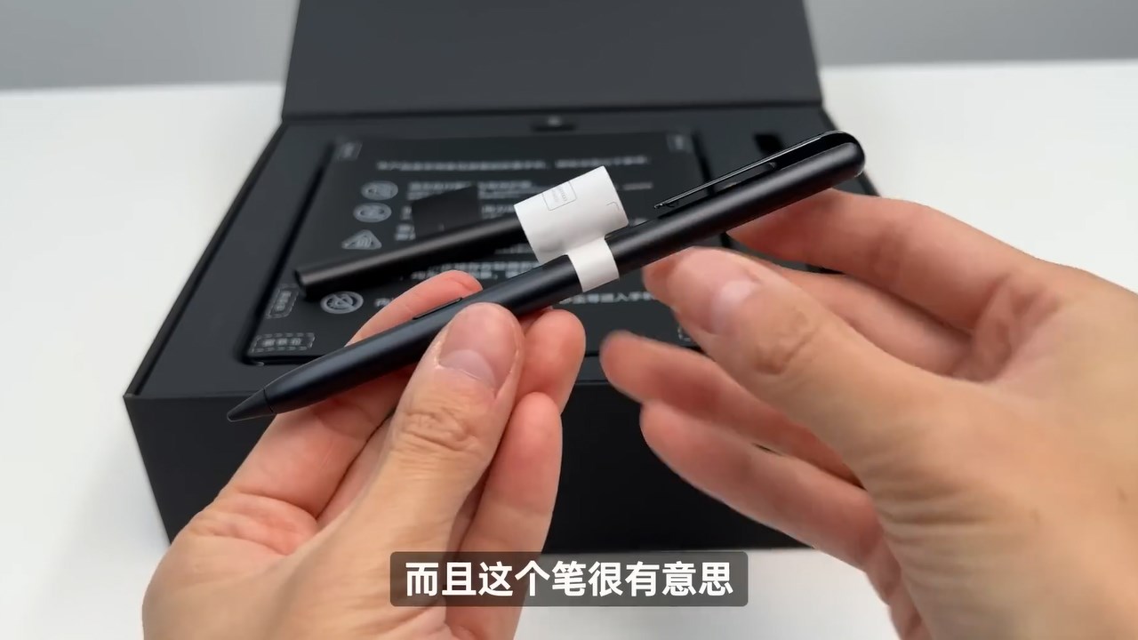 Bên trong hộp có bút cảm ứng Honor Magic-pen. Nguồn: 李大锤同学.