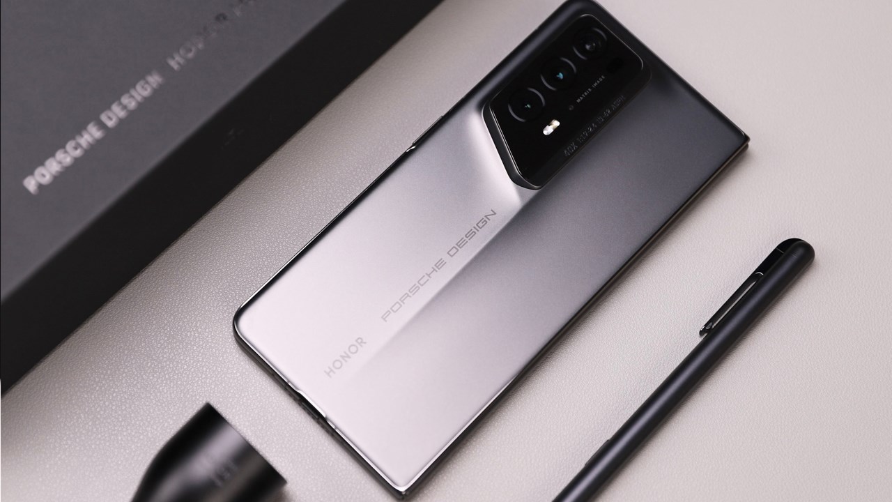 Honor Magic V2 RSR sang trọng, lịch lãm với tông màu Xám Mã Não đặc trưng của xe Porsche 911