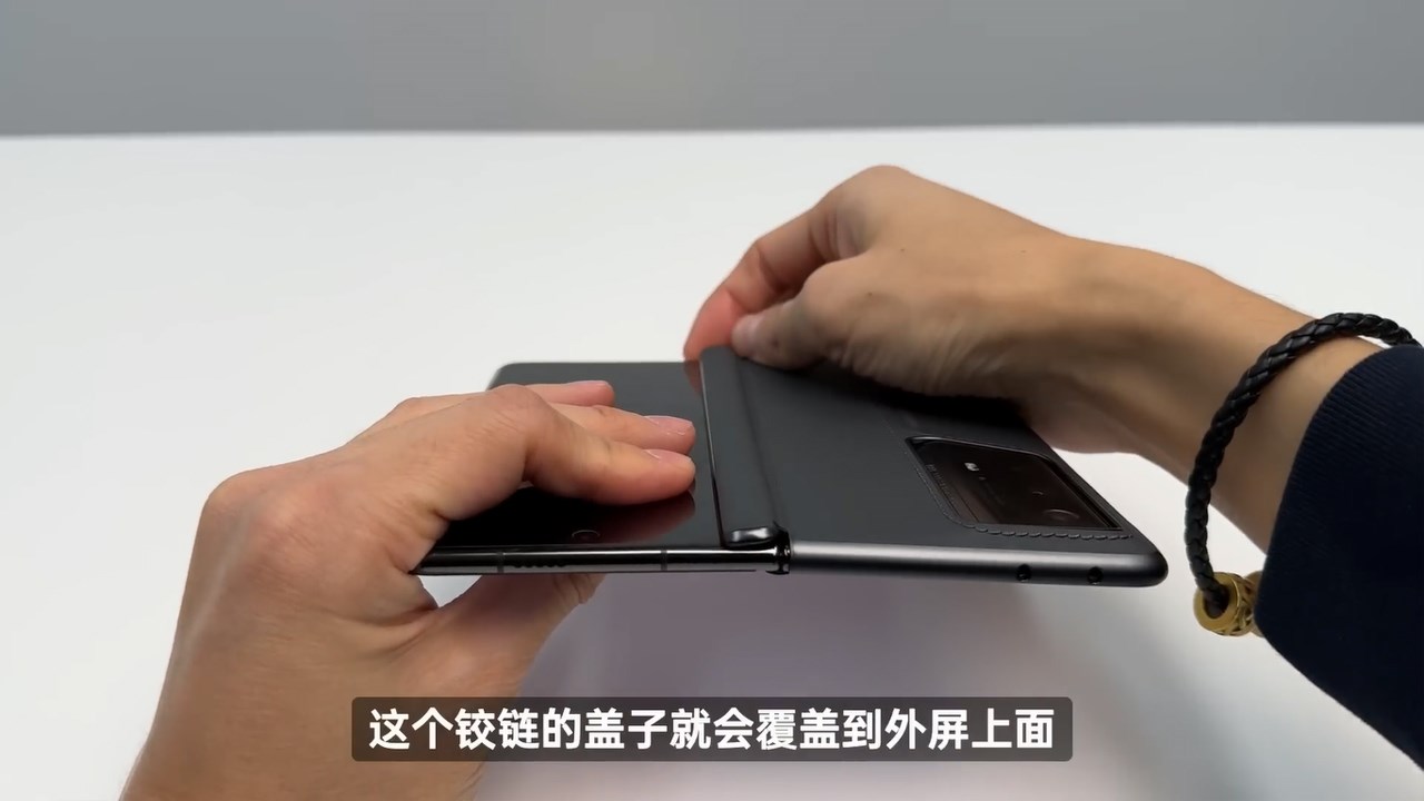 Phần bản lề titan của Honor Magic V2 RSR được bảo vệ khi sử dụng ốp lưng. Nguồn: 李大锤同学