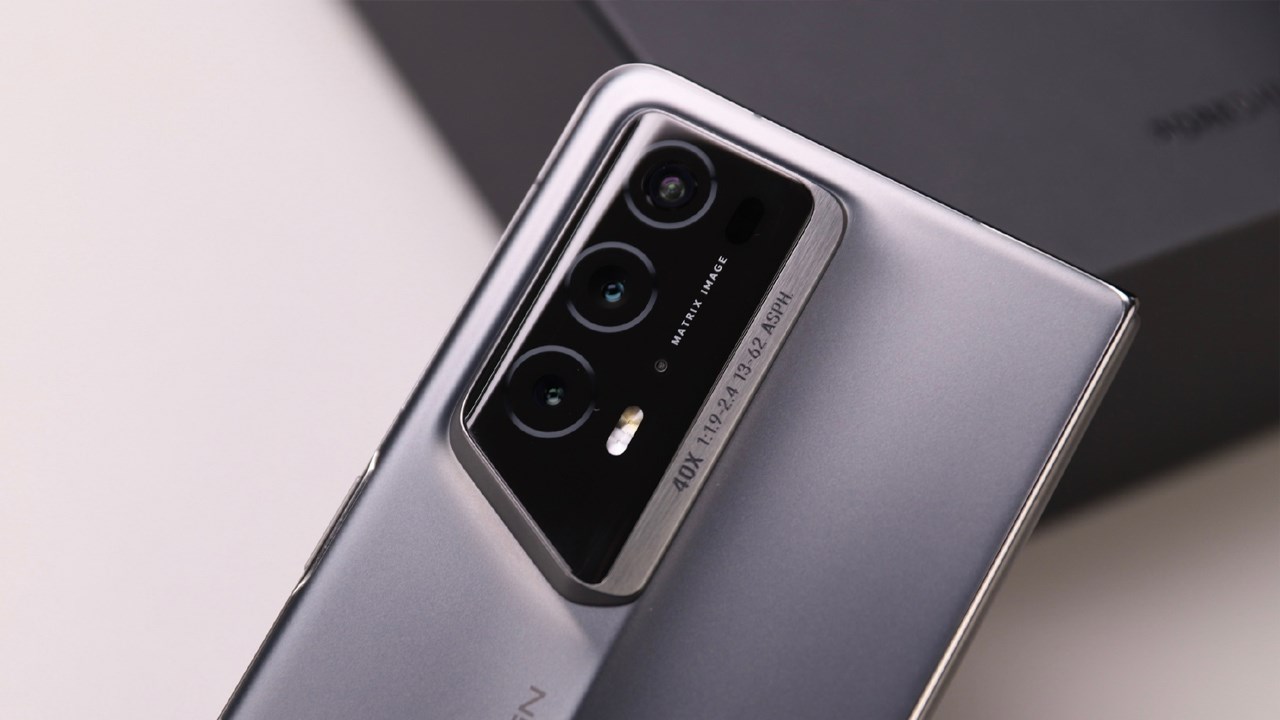 Cụm camera của Honor Magic V2 RSR không có sự khác biệt với phiên bản tiêu chuẩn