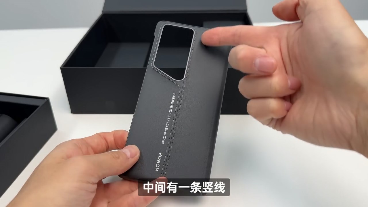 Cuối cùng là ốp lưng da được gia công rất tỉ mỉ. Nguồn: 李大锤同学.