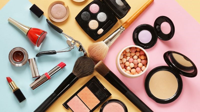 Bộ trang điểm là món quà vừa ý nghĩa lại tinh tế ngày 8/3 dành tặng mẹ Bộ trang điểm là món quà vừa ý nghĩa lại tinh tế ngày 8/3 dành tặng mẹ